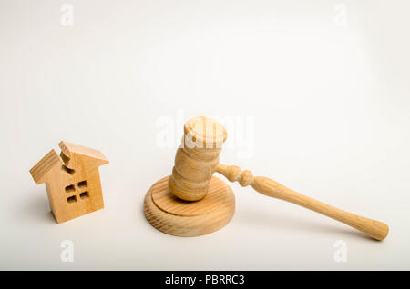 house with a cracked in the roof and a hammer of the judge. Adoption of a court decision on resettlement of residents from emergency housing. Recognit Stock Photo