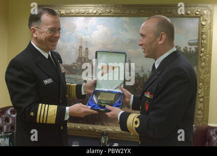 Admirals Mullen and Finseth 2006. US Navy (USN) Admiral (ADM) Mike Mullen (left), Chief of Naval Operations (CNO), and Royal Norwegian Navy (RNoN) Rear Admiral (RADM) Jan Erik Finseth (right), RNoN Chief of Staff, exchange plaques in the CNO’s office in the Pentagon during RADM Finseth’s official visit to the United States. Stock Photo