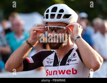 Hanover, Germany. 30th July, 2018. 30.07.2018, Lower Saxony, Hanover: Cycling: The professional cyclist Simon Geschke, Team Sunweb, smiles before the 'Die Nacht' race about 850 meters long circuit in front of the New Town Hall in Hanover. Credit: Peter Steffen/dpa/Alamy Live News Stock Photo