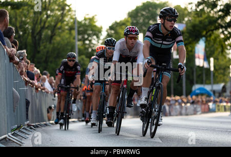 Hanover, Germany. 30th July, 2018. 30.07.2018, Lower Saxony, Hanover: Cycling: During the 'Die Nacht' race, cyclists ride along the approximately 850-metre circuit in front of the New Town Hall in Hanover. Credit: Peter Steffen/dpa/Alamy Live News Stock Photo