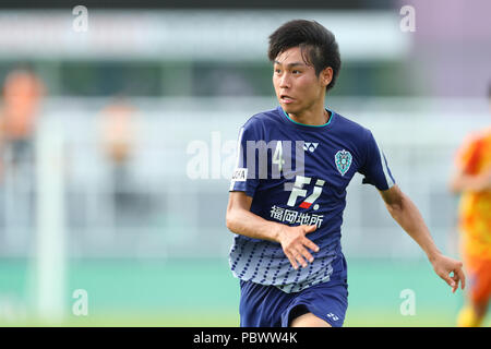 Jogador amador de futebol chuta uma bola Stock Photo - Alamy