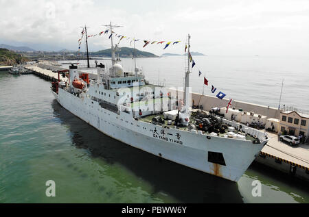 Qingdao, China's Shandong Province. 31st July, 2018. Research vessel Dayang Yihao (Ocean No. 1) departs from the base station of North China Sea Branch of the State Oceanic Administration in Qingdao, east China's Shandong Province, July 31, 2018. The Chinese research vessel Dayang Yihao (Ocean No.1) kicked off the country's 48th oceanic expedition mission on Tuesday. The vessel is expected to go on a voyage of about 6,700 sea miles in its 100-day expedition. Credit: Li Ziheng/Xinhua/Alamy Live News Stock Photo