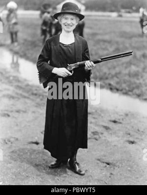 ANNIE OAKLEY (1860-1926) American sharpshooter about 1922 Stock Photo