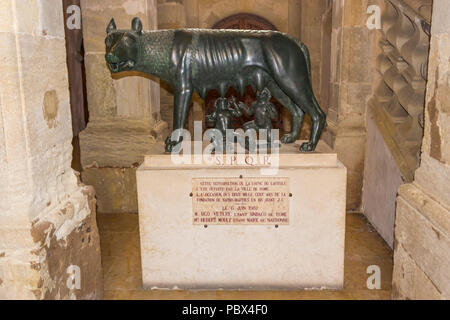 Narbonne, Occitanie region, France.  This reproduction of the Capitoline she-wolf suckling the twins Romulus and Remus Stock Photo