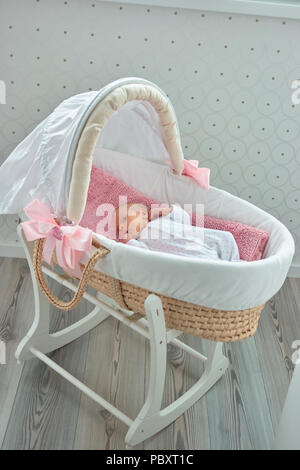 Basket like bed for a newborn baby online