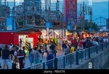 Montreal, Canada, 29 July, 2018. People walking along shops and boutiques at the Bonsecours bassin in Old Montreal. Credit:Mario Beauregard/Alamy Live Stock Photo