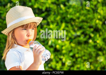 https://l450v.alamy.com/450v/pc0epw/child-drinking-water-girl-outdoors-pc0epw.jpg