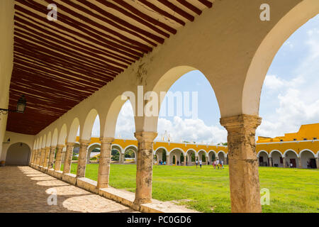 Arcades of the San Antonio de Padua convent in 'magical town' Izamal Yucatan Mexico. Stock Photo