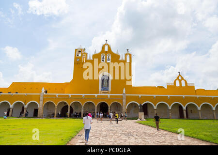 Atrium of the San Antonio de Padua convent in 'magical town' Izamal Yucatan Mexico. Is a beautiful yellow painted convent that was finished in 1561. Stock Photo