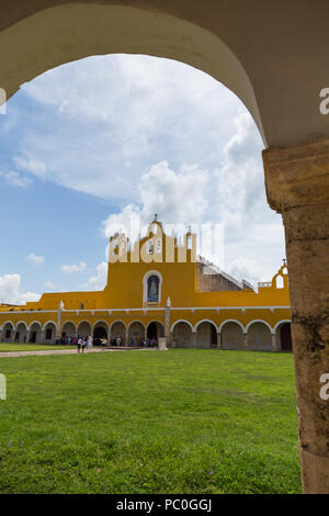 Arcades of the San Antonio de Padua convent in 'magical town' Izamal Yucatan Mexico. Is a beautiful yellow painted convent that was finished in 1561. Stock Photo