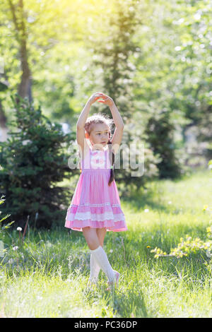 Image of Small girl in pose, model, Asian, Indian focus-KG930126-Picxy