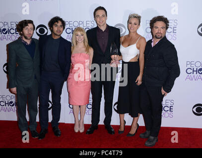 Big Ban Theory cast Mayim Bialik, Simon Helberg, Kunal Nayyar, Melissa Rauch, Jim Parsons, Kaley Cuoco-Sweeting, and Johnny Galecki 232 at People's Choice Awards 2015 at the Nokia Theatre in Los Angeles. Press Room, January 7, 2015Big Ban Theory cast Mayim Bialik, Simon Helberg, Kunal Nayyar, Melissa Rauch, Jim Parsons, Kaley Cuoco-Sweeting, and Johnny Galecki 232  Event in Hollywood Life - California, Red Carpet Event, USA, Film Industry, Celebrities, Photography, Bestof, Arts Culture and Entertainment, Topix Celebrities fashion, Best of, Hollywood Life, Event in Hollywood Life - California,  Stock Photo