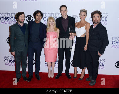 Big Ban Theory cast Mayim Bialik, Simon Helberg, Kunal Nayyar, Melissa Rauch, Jim Parsons, Kaley Cuoco-Sweeting, and Johnny Galecki 233 at People's Choice Awards 2015 at the Nokia Theatre in Los Angeles. Press Room, January 7, 2015Big Ban Theory cast Mayim Bialik, Simon Helberg, Kunal Nayyar, Melissa Rauch, Jim Parsons, Kaley Cuoco-Sweeting, and Johnny Galecki 233  Event in Hollywood Life - California, Red Carpet Event, USA, Film Industry, Celebrities, Photography, Bestof, Arts Culture and Entertainment, Topix Celebrities fashion, Best of, Hollywood Life, Event in Hollywood Life - California,  Stock Photo