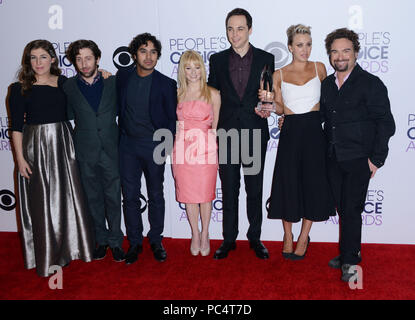 Big Ban Theory cast Mayim Bialik, Simon Helberg, Kunal Nayyar, Melissa Rauch, Jim Parsons, Kaley Cuoco-Sweeting, and Johnny Galecki 234 at People's Choice Awards 2015 at the Nokia Theatre in Los Angeles. Press Room, January 7, 2015Big Ban Theory cast Mayim Bialik, Simon Helberg, Kunal Nayyar, Melissa Rauch, Jim Parsons, Kaley Cuoco-Sweeting, and Johnny Galecki 234  Event in Hollywood Life - California, Red Carpet Event, USA, Film Industry, Celebrities, Photography, Bestof, Arts Culture and Entertainment, Topix Celebrities fashion, Best of, Hollywood Life, Event in Hollywood Life - California,  Stock Photo