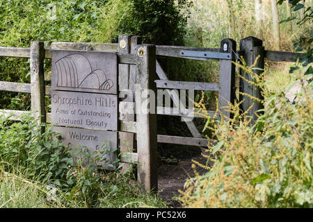 Offa's Dyke long distance footpath passes through a waymarked kissing gate and on into the Shropshire Hills Area of Outstanding Natural Beauty Stock Photo