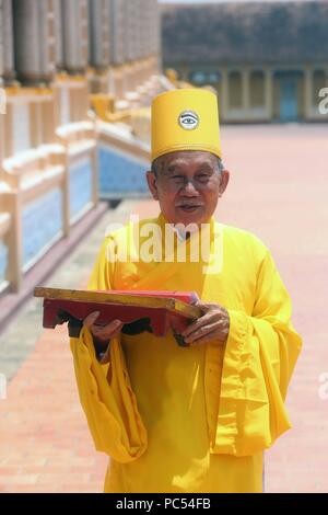 Cao Dai Holy See Temple.  Elederly priest.  Thay Ninh. Vietnam. | usage worldwide Stock Photo