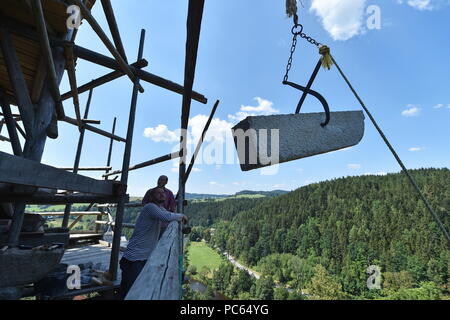 Rozmberk Nad Vltavou, Czech Republic. 31st July, 2018. Ongoing repair of Jakobinka Tower by old techniques at the local castle in Rozmberk nad Vltavou, Czech Republic, on July 31, 2018. Volunteers spin a replica of medieval crane by walk (not seen), inspired by drawings by Leonardo da Vinci, to lifting of building elements. Credit: Vaclav Pancer/CTK Photo/Alamy Live News Stock Photo