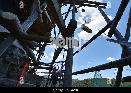 Rozmberk Nad Vltavou, Czech Republic. 31st July, 2018. Ongoing repair of Jakobinka Tower by old techniques at the local castle in Rozmberk nad Vltavou, Czech Republic, on July 31, 2018. Volunteers spin a replica of medieval crane by walk (not seen), inspired by drawings by Leonardo da Vinci, to lifting of building elements. Credit: Vaclav Pancer/CTK Photo/Alamy Live News Stock Photo