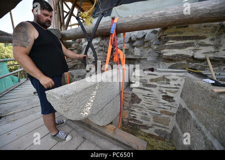 Rozmberk Nad Vltavou, Czech Republic. 31st July, 2018. Ongoing repair of Jakobinka Tower by old techniques at the local castle in Rozmberk nad Vltavou, Czech Republic, on July 31, 2018. Volunteers spin a replica of medieval crane by walk (not seen), inspired by drawings by Leonardo da Vinci, to lifting of building elements. Credit: Vaclav Pancer/CTK Photo/Alamy Live News Stock Photo