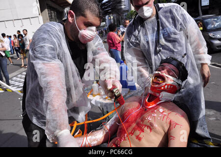 Sao Paulo, Brazil. 31st Juky 2018. PROTEST AGAINST ANIMAL TESTS: Activist of the NGO Veddas (Ethical Vegetarianism, Defense of the Animal Rights and Society) protest against the animal tests. Activist passes tests against animals, ingests fabric softener among other tortures. The act happened on Avenida Paulista in SÃ£o Paulo. Credit: Cris Faga/ZUMA Wire/Alamy Live News Stock Photo