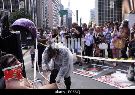 Sao Paulo, Brazil. 31st Juky 2018. PROTEST AGAINST ANIMAL TESTS: Activist of the NGO Veddas (Ethical Vegetarianism, Defense of the Animal Rights and Society) protest against the animal tests. Activist passes tests against animals, ingests fabric softener among other tortures. The act happened on Avenida Paulista in SÃ£o Paulo. Credit: Cris Faga/ZUMA Wire/Alamy Live News Stock Photo