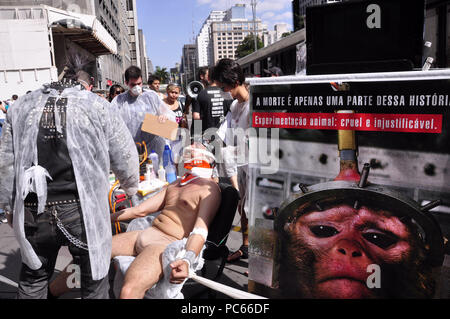 Sao Paulo, Brazil. 31st Juky 2018. PROTEST AGAINST ANIMAL TESTS: Activist of the NGO Veddas (Ethical Vegetarianism, Defense of the Animal Rights and Society) protest against the animal tests. Activist passes tests against animals, ingests fabric softener among other tortures. The act happened on Avenida Paulista in SÃ£o Paulo. Credit: Cris Faga/ZUMA Wire/Alamy Live News Stock Photo