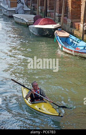 Venice, Italy. 31st July, 2018. Tourist sail aboard kayak along the internal canals of the Cannaregio district on July 31, 2018 in Venice, Italy. Starting from 01 August 2018 it will be forbidden to sail aboard kayaks, surf boards and Inflatable boat along the Grand Canal, while in the smaller channels the navigation will be regulated by protected time slots. © Awakening / Alamy Live News Stock Photo