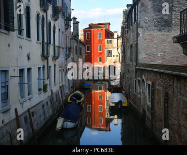 Venice, Italy. 8th July, 2018. A scene from Venice, Italy. Venice, the capital of northern ItalyÃ¢â‚¬â„¢s Veneto region, is built on more than 100 small islands in a lagoon in the Adriatic Sea. It has no roads, just canals Ã¢â‚¬' including the Grand Canal thoroughfare Ã¢â‚¬' lined with Renaissance and Gothic palaces. Credit: Leigh Taylor/ZUMA Wire/Alamy Live News Stock Photo