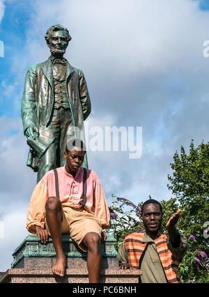 Edinburgh Fringe Festival, Henry Box Brown: Musical Journey photocall, 1st August 2018. Edinburgh, Scotland, UK. The cast at Abraham Lincoln Memorial, Old Calton Burial Ground, which commemorates the  Scots who fought on behalf of the Union in America. Ben Harney and writer Mehr Mansuri create the musical about a 1850s Virginia slave who ships himself to freedom in a box. Black American actors at the feet of Abraham Lincoln statue Stock Photo