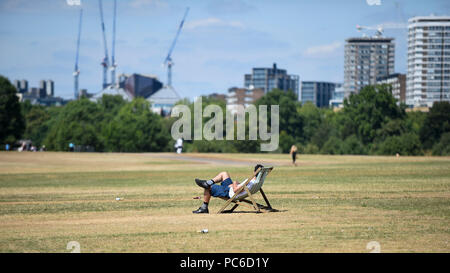 London, UK.  1 August 2018. UK Weather - A man sunbathes during warm weather in Hyde Park.  Temperatures are forecast to increase back to the 30s in time for the weekend.  Credit: Stephen Chung / Alamy Live News Stock Photo