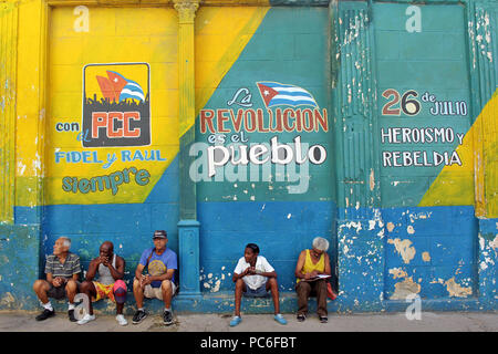 La Habana, La Habana, Cuba. 1st Aug, 2018. Several old men converse sitting next to posters and revolutionary slogans in Havana, Cuba. Credit: Alejandro Ernesto/ZUMA Wire/Alamy Live News Stock Photo