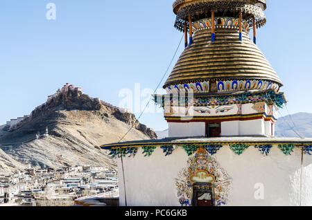 Gyantse Kumbum and Gyantse Dzong or fort in the background, Tibet Stock Photo