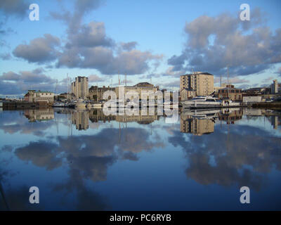 126 Cherbourg, Bassin de commerce sous le soleil d'hiver (1) Stock Photo