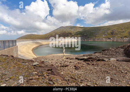 Llyn Marchlyn Mawr the upper reservoir of the Dinorwig Hydro Electric pump storage station with the summit of Carnedd Y Filiast in the background Stock Photo