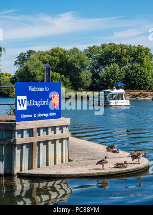 Welcome to Wallingford Sign, River Thames, Wallingford, Oxfordshire, England, UK, GB. Stock Photo