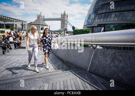 London, UK. 23rd July, 2018. People seen during a hot day in central london. Credit: Ioannis Alexopoulos/Pacific Press/Alamy Live News Stock Photo