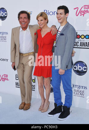 Steve Wynn and family  at the 2012 Billboard Music Awards at the MGM Grand Arena In Las Vegas.Steve Wynn and family  ------------- Red Carpet Event, Vertical, USA, Film Industry, Celebrities,  Photography, Bestof, Arts Culture and Entertainment, Topix Celebrities fashion /  Vertical, Best of, Event in Hollywood Life - California,  Red Carpet and backstage, USA, Film Industry, Celebrities,  movie celebrities, TV celebrities, Music celebrities, Photography, Bestof, Arts Culture and Entertainment,  Topix, vertical,  family from from the year , 2012, inquiry tsuni@Gamma-USA.com Husband and wife Stock Photo