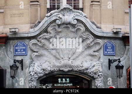 Detail of the facade of a building in Art Nouveau Style on the boulevard Madeleine in Paris Stock Photo