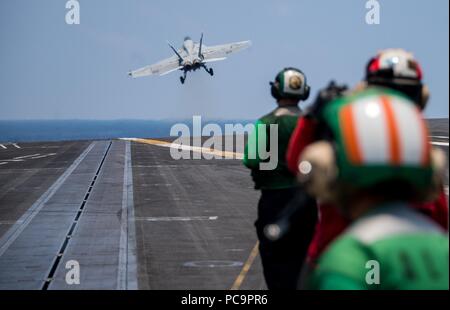 180723-N-VQ841-0219PACIFIC OCEAN (July 23, 2018) An F/A-18E Super Hornet assigned to the 'Kestrels' of Strike Fighter Squadron (VFA) 137 takes off from the flight deck of the Nimitz-class aircraft carrier USS Carl Vinson (CVN 70), July 23, 2018. (U.S. Navy photo by Mass Communication Specialist Seaman Ethan J. Soto/Released) Image courtesy Seaman Apprentice Ethan Soto/U.S. Navy. () Stock Photo