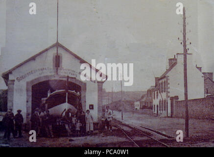 1 159 Aber Wrac'h Le canot de sauvetage sortant de son abri vers 1910 Stock Photo