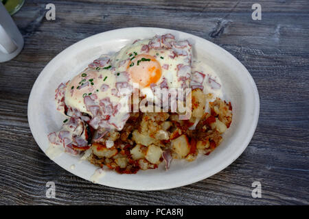 Eggs Benedict with chipped beef and homestyle potatoes at The Dutch restaurant in Philadelphia Stock Photo