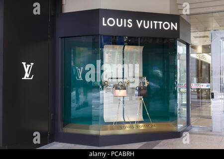 Showcase with hand bags at a Louis Vuitton store in Kanazawa, Japan Stock Photo: 170462761 - Alamy