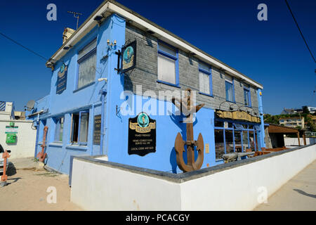 The Mermaid Inn pub at Porth Beach in Newquay, Cornwall Stock Photo