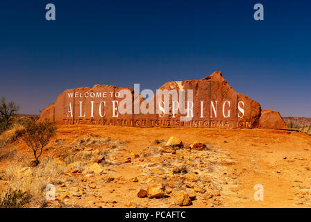 ALICE SPRINGS TOWN SIGN NORTH OF TOWN ON STUART HIGHWAY, NORTHERN TERRITORY, AUSTRALIA Stock Photo