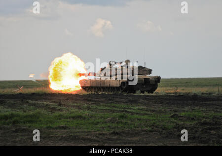 U.S. Soldiers assigned to Charlie Company, 2nd Battalion, 5th Cavalry Regiment, 1st Armored Brigade Combat Team, 1st Cavalry Division conduct table VI tank gunnery live fire qualification in Smarden, Romania, July 30, 2018. A multitude of rounds were fired at targets ranging from approximately 400 to 2,500 meters away using M1A2 Abrams tanks in support of Atlantic Resolve, an enduring training exercise between NATO and U.S. Forces. (U.S. Army National Guard photo by Spc. Hannah Tarkelly, 382nd Public Affairs Detachment/ 1st ABCT, 1st CD/Released) Stock Photo