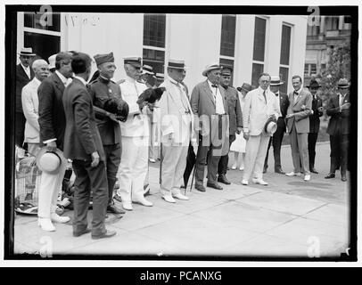 ALABAMANS. ROOSTERS BEING PRESENTED TO ALABAMA CITIZENS AT WHITE HOUSE. AT CENTER- ADMIRAL BENSON, CHAMP CLARK, J.H. BANKHEAD Stock Photo