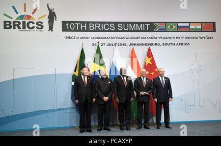 Leaders of the largest developing economies stand for a group photo during the first day of the BRICS Summit meeting July 26, 2018 in Johannesburg, South Africa. Standing from left to right are: Chinese President Xi Jinping, Indian Prime Minister Narendra Modi, South African President Cyril Ramaphosa, Brazilian President  Michel Temer, and Russian President Vladimir Putin. Stock Photo