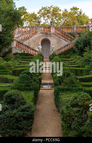 Barcelona, Parc del Laberint d'Horta, Buchsbaumgarten mit doppelläufiger Treppe. Entwicklung von 1791 bis 1880. Barcelona, Catalonia, Spain |Parc del  Stock Photo