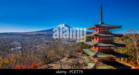 Snow-capped Mount Fuji (Fujisan, 富士山) and Chureito Pagoda (忠霊塔) during the fall season at Arakura Yama Sengen-koen Park, Fujiyoshida, Chubu Region, Ja Stock Photo