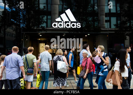 a nombre de eternamente Tan rápido como un flash Adidas sign in Oxford Street, London Stock Photo - Alamy